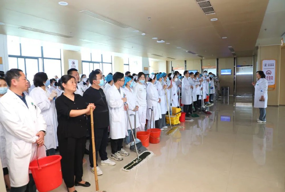 颍上县中医院开展“清洁医院环境，守护健康家园”卫生大扫除活动